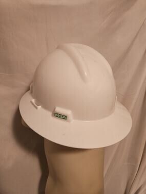 MSA Medium V-Gard Slotted Full-Brim Hat with Fas-Trac III Suspension - White